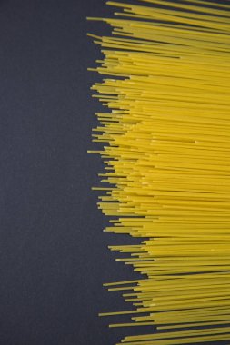 Siyah panoramik çekimde izole edilmiş çiğ İtalyan spagettisinin üst görüntüsü.