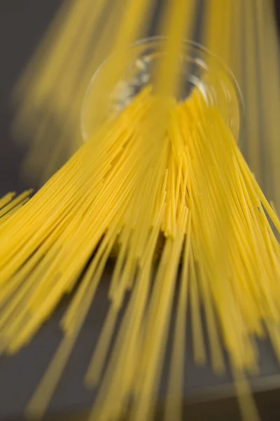 Maccheroni Lunghi Una Tazza Trova Tavolo Legno Blu — Foto Stock