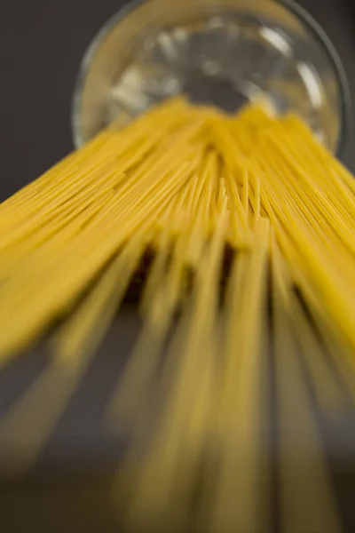 Maccheroni Lunghi Una Tazza Trova Tavolo Legno Blu — Foto Stock