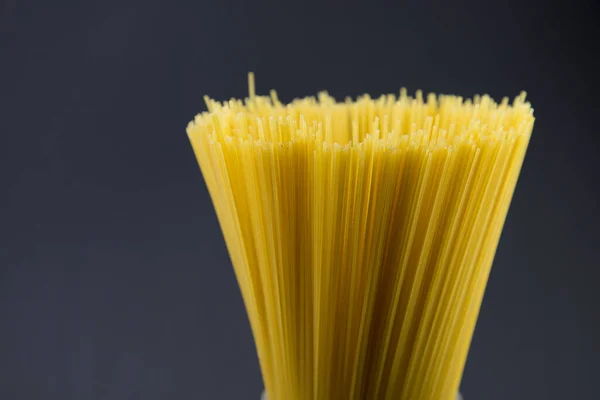 Spaghetti Secchi Bicchiere Sfondo Scuro Copia Spazio Testo — Foto Stock