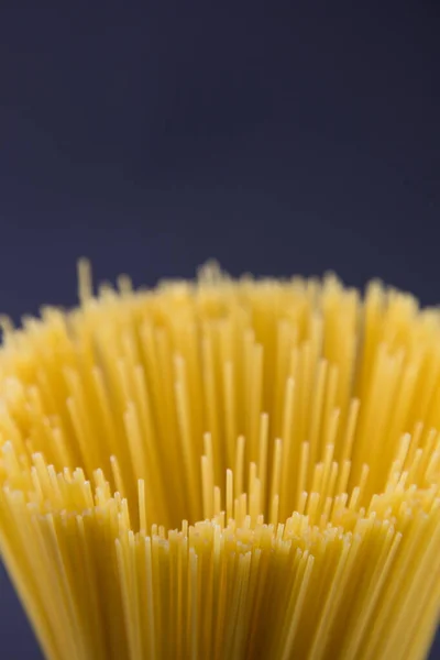 Spaghetti Secchi Bicchiere Sfondo Scuro Copia Spazio Testo — Foto Stock