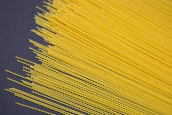 Vista Superior Espaguete Italiano Cru Isolado Preto Tiro Panorâmico — Fotografia de Stock