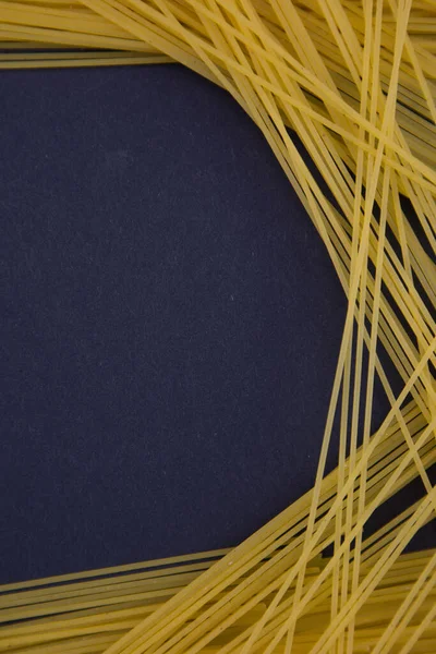 Vista Superior Espaguete Italiano Cru Isolado Preto Tiro Panorâmico — Fotografia de Stock