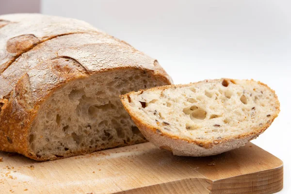 Pão Centeio Uma Tábua Madeira Fundo Branco — Fotografia de Stock