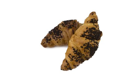 Çikolatalı kruvasan, beyaz arka planda boş alan.