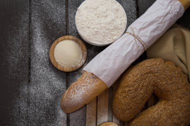 Fırın - siyah tahtada ekmek ve çörekler üzerinde altın kırsal ekmek ve üst görünüm.