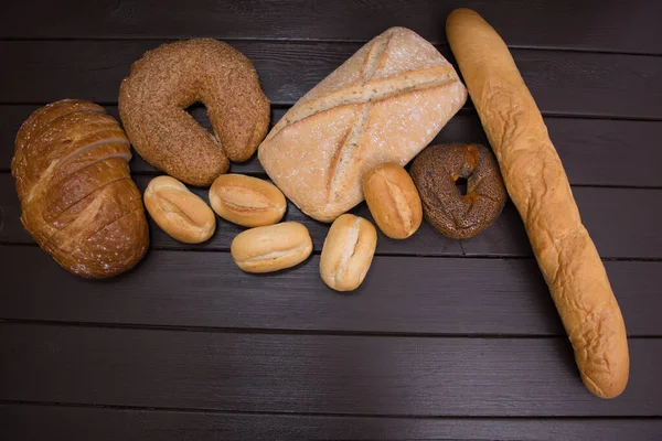 パン屋 黒の黒板の背景にパンやパンの金素朴な素朴な地殻の愛トップビュー — ストック写真