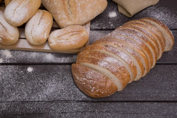 Bäckerei Goldene Rustikale Krustige Brotlaibe Und Semmeln Auf Schwarzem Tafelhintergrund — Stockfoto