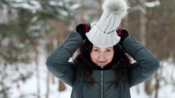 Portret Van Een Jonge Mooie Vrouw Winterkleding Draagt Een Wintermuts — Stockvideo