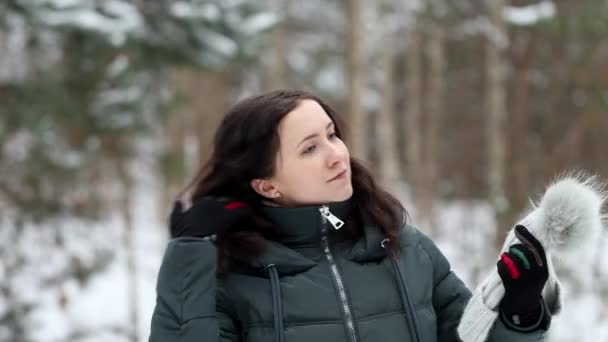 Portret Van Een Jonge Mooie Vrouw Winterkleding Doet Haar Wintermuts — Stockvideo