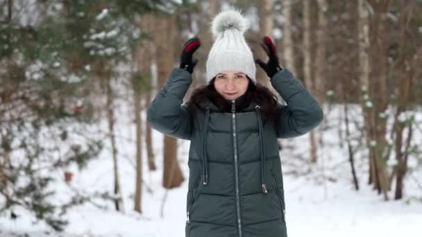 Portret Van Een Jonge Mooie Vrouw Winterkleding Draagt Een Zwart — Stockvideo