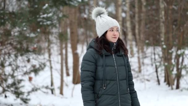Portret Van Een Jonge Mooie Vrouw Winterkleding Rondkijkend Staand Tegen — Stockvideo