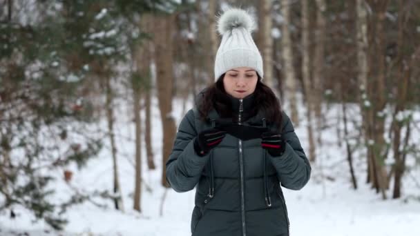 Portret Van Een Jonge Mooie Vrouw Winterkleding Draagt Een Zwart — Stockvideo