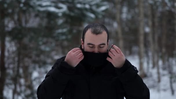 Snímek Portrétu Mladého Pohledného Jižanského Muže Svrchním Oděvu Usmívá Kamery — Stock video