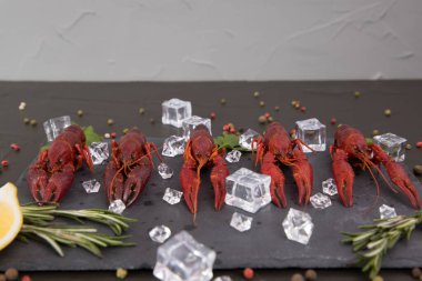 Limon ve maydanozla kaynatılmış lezzetli kerevit..