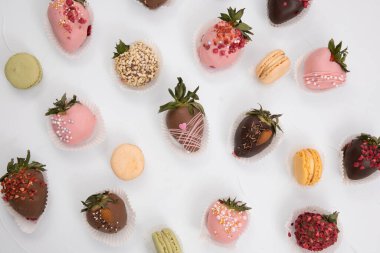 Çikolata, siyah ve beyaz çikolata ve fındık kaplı çileklerin çeşitliliği..