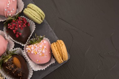 Çikolatalı çilek, makarna, tatlı tatlı, mesajın için boş alan, fındık serpiştirilmiş, üst manzara, izole edilmiş arka plan..