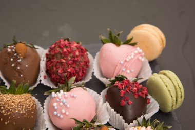 Çikolatalı çilek, makarna, tatlı tatlı, mesajın için boş alan, fındık serpiştirilmiş, üst manzara, izole edilmiş arka plan..