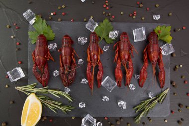 Limon ve maydanozla kaynatılmış lezzetli kerevit..