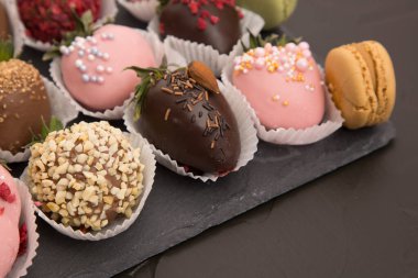 Çikolatalı çilek, makarna, tatlı tatlı, mesajın için boş alan, fındık serpiştirilmiş, üst manzara, izole edilmiş arka plan..