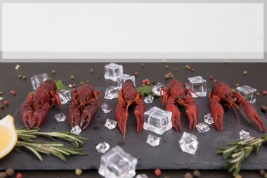 Limon ve maydanozla kaynatılmış lezzetli kerevit..