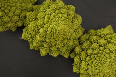 Siyah arka planda taze Romanesco brokoli..