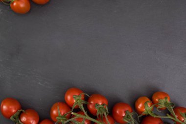 Sağlıklı vejetaryen yemeği, kiraz domatesi, taş tabakta boş yer..