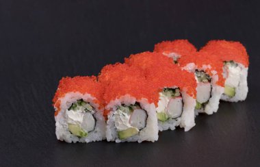 Suşi California Maki ile pirinç, avokado, salatalık, CRAB, TOBIKO ve BREAM peyniri.
