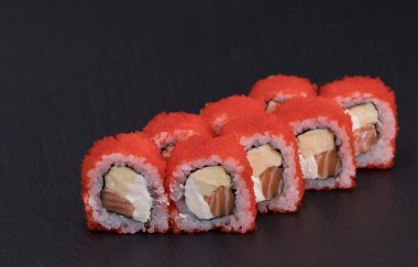 RICE, SALMON, JAPANESE OMlet, BREAM CheESE ve MASAGO ile Suşi Rolls Sake Tomago Maki.
