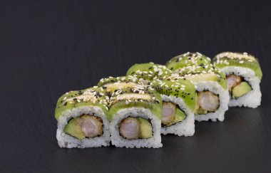 RICE, TEMPURA SHRIMPS, avokado, kivi ve SESAME ile suşi Rolls Tropic Roll.