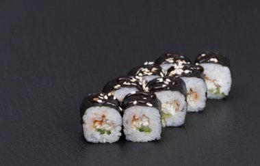 Suşi Rolls Unagi Maki ile pilav, salatalık, EEL, SESAME ve TERIJAKI sosu..