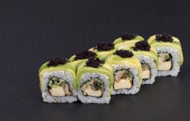 RICE, EEL, JAPANESE OMlet, salatalık, avokado ve MASAGO ile suşi Rolls Green Dragon Roll..