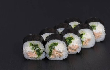 RICE, FRIED SALMON, CREAM CheESE, WAKAME ve SEZAM ile Sushi Rolls Sake Chukka.
