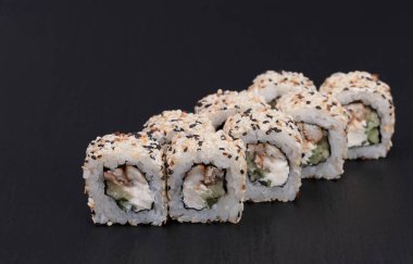 RICE, EEL, salatalık, CREAM ve SESAME ile Sushi Rolls Unagi Susame.