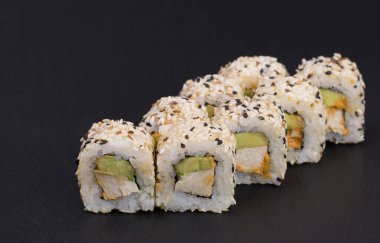 Suşi siyah arka planda yuvarlanıyor. Suşi menüsü. Japon yemeği..