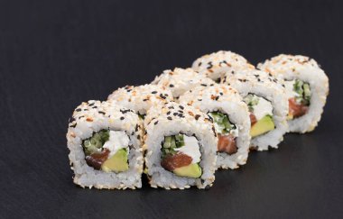 RICE, SALMON, avokado, salatalık, krem peyniri ve SESAME ile Sushi Rolls Philadelphia Susamı