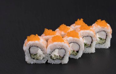 RICE, Tiger ShrimPS, CRAB STICKS, CREAM CheESE, CUCUMBERS ve MASAGO ile Sushi Rolls Suri Ebi Maki.