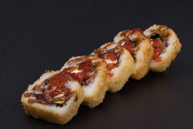 RICE, SALMON, CREAM CheESE, salatalık, avokado, TOBIKO ve TERIJAKI soslu Suşi Rolls Sake Tempura.