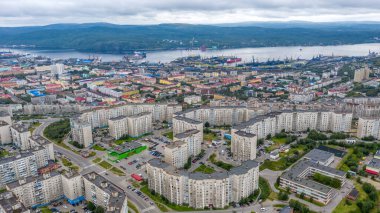 Murmansk - şehrin hava manzarası ve manzarası
