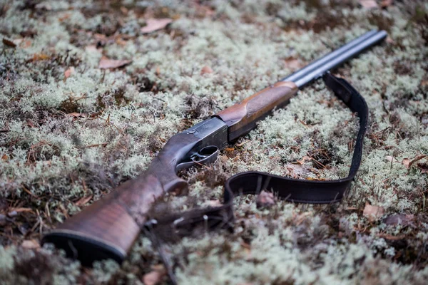 Gun on the ground. Shotgun on the moss. Sharpness on the trigger. — Stock Photo, Image