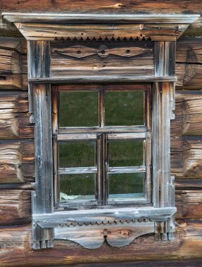 Eski Rus Kuzey evlerde ahşap pencereler. Güzel çerçeveler. Oymacılığı. Geleneksel inşaat ahşap konut.