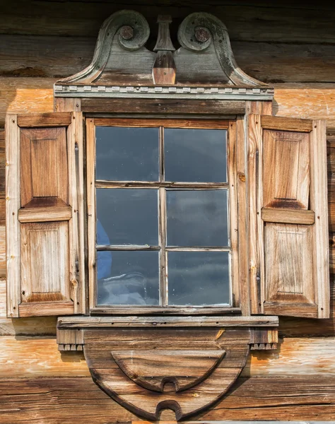 Houten ramen in oude huizen in het Russische Noorden. Mooie frames. Houtsnijden. Traditioneel huisvesting constructie hout. — Stockfoto