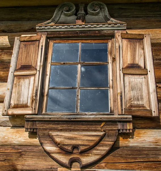 Houten ramen in oude huizen in het Russische Noorden. Mooie frames. Houtsnijden. Traditioneel huisvesting constructie hout. — Stockfoto