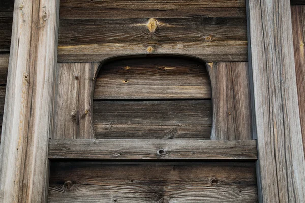 Wooden windows in old houses in the Russian north. Beautiful frames. Woodcarving. Traditional housing construction wood. — Stock Photo, Image