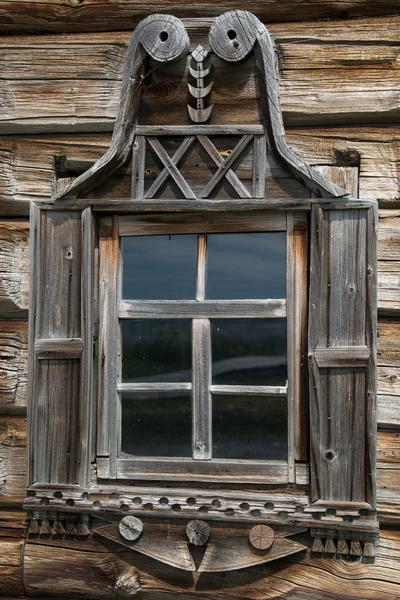 Ventanas de madera en casas antiguas en el norte ruso. Hermosos marcos. Tallado en madera. Construcción de viviendas tradicionales madera . — Foto de Stock