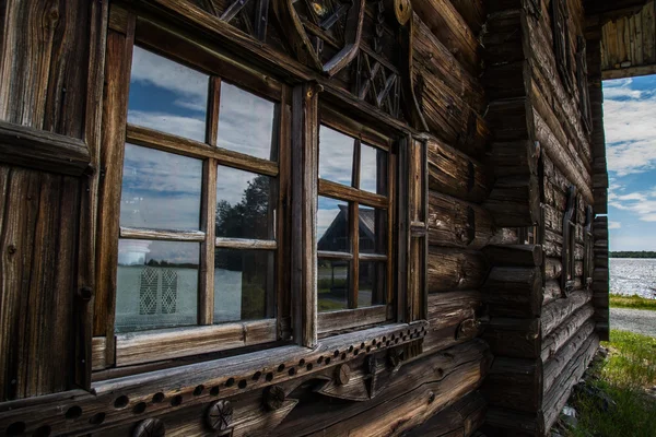 Janelas de madeira em casas antigas no norte russo. Belas molduras. Escultura em madeira. Habitação tradicional de madeira de construção . — Fotografia de Stock