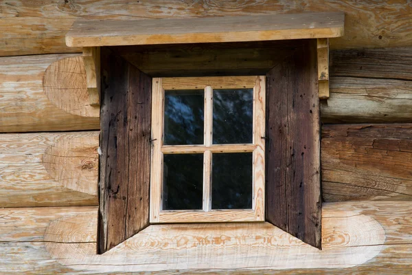 Houten ramen in oude huizen in het Russische Noorden. Mooie frames. Houtsnijden. Traditioneel huisvesting constructie hout. — Stockfoto