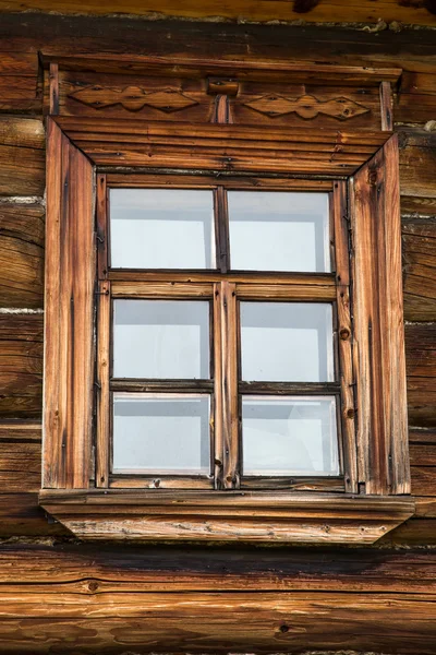 Ventanas de madera en casas antiguas en el norte ruso. Hermosos marcos. Tallado en madera. Construcción de viviendas tradicionales madera . — Foto de Stock