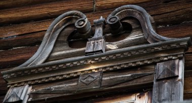 Geleneksel dekorasyon ahşap evler, pencere ve balkon. Rus Kuzey ahşap ev.