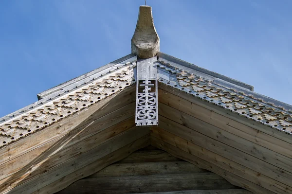 Traditionell utsmyckning av trähus, fönster och balkonger. Trähus i ryska Norden. — Stockfoto